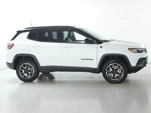 Used 2025 Jeep Compass Trailhawk AWD/4WD image 11