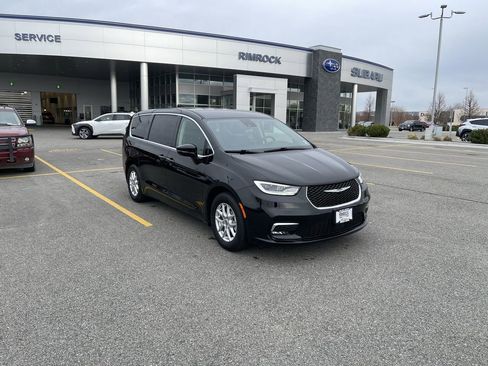Used 2024 Chrysler Pacifica Touring-L FWD image 2