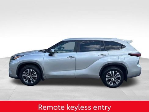 Used 2024 Toyota Highlander XLE FWD image 6