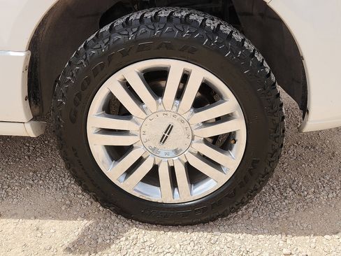 Used 2012 Lincoln Navigator L 2WD image 7