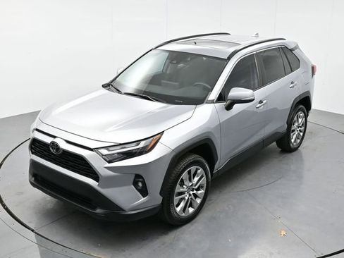 Used 2022 Toyota RAV4 XLE Premium image 38