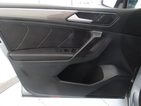 Used 2022 Volkswagen Tiguan SE R-Line FWD image 10
