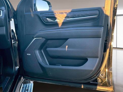 Used 2021 GMC Yukon Denali w/ Denali Premium Package image 19