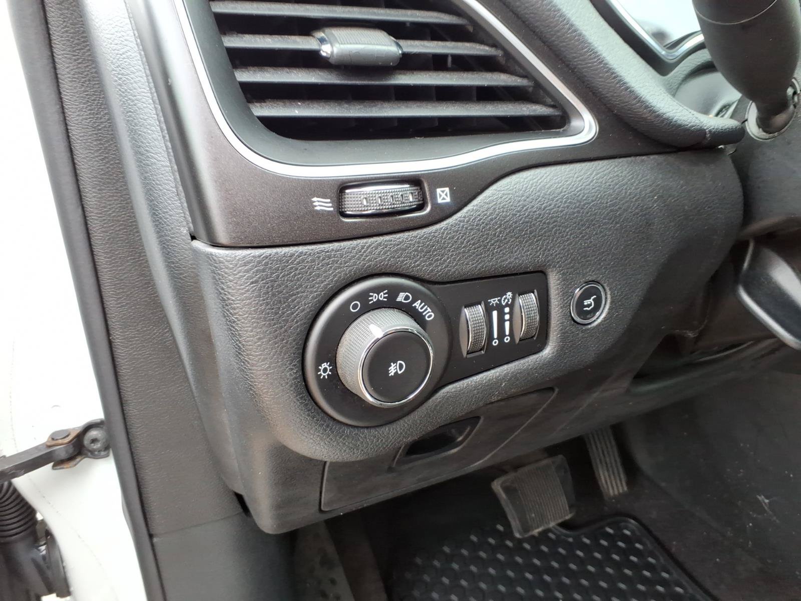 Used 2019 Jeep Cherokee Trailhawk w/ Comfort/Convenience Group AWD/4WD image 9