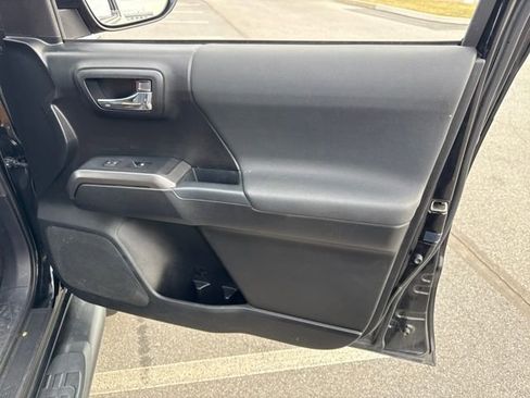 Used 2017 Toyota Tacoma TRD Sport w/ Tow Package (A/T) image 16