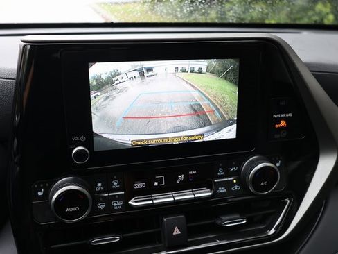 Used 2025 Toyota Highlander LE image 31