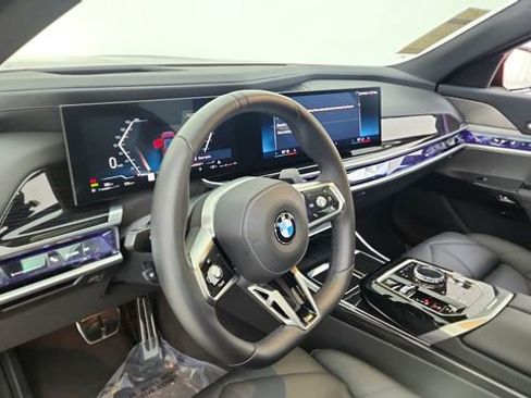 Used 2025 BMW 740i image 19