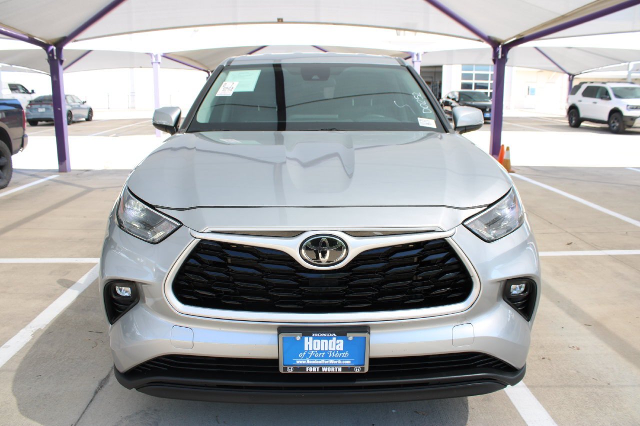 Used 2024 Toyota Highlander LE AWD/4WD image 9