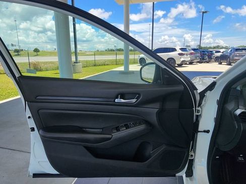 Used 2024 Nissan Altima 2.5 SV FWD image 10