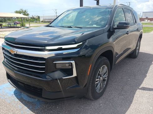 Used 2026 Chevrolet Traverse LT FWD image 7