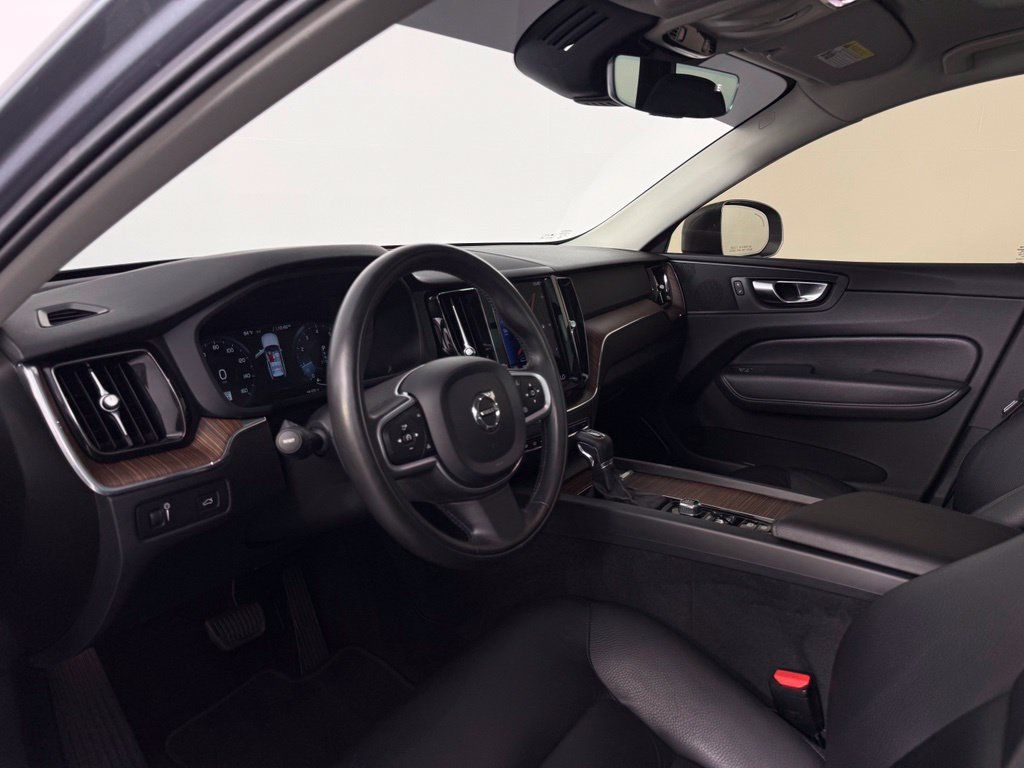 Used 2021 Volvo XC60 T6 Momentum AWD/4WD image 4