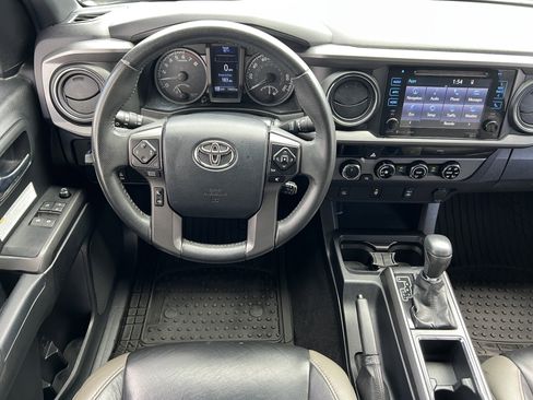 Used 2017 Toyota Tacoma TRD Off-Road w/ Tow Package AWD/4WD image 31