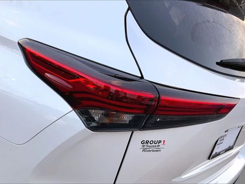 Used 2021 Toyota Highlander L FWD image 25