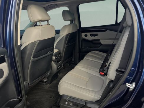 Used 2023 Honda Pilot Touring image 11