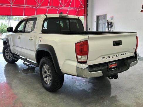 Used 2017 Toyota Tacoma SR5 w/ Tow Package RWD image 5