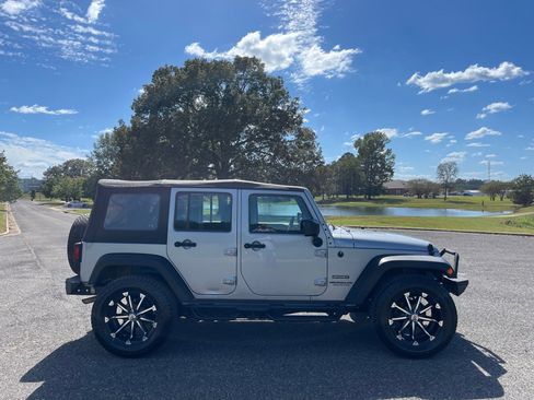 Used 2015 Jeep Wrangler Unlimited Sport w/ Connectivity Group image 6