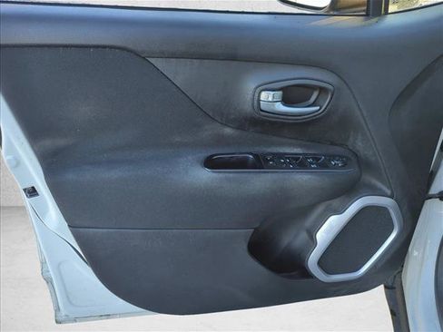 Used 2018 Jeep Renegade Latitude w/ Cold Weather Group image 7