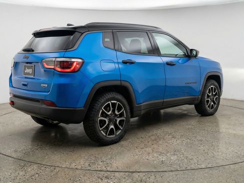 Used 2025 Jeep Compass Trailhawk image 9