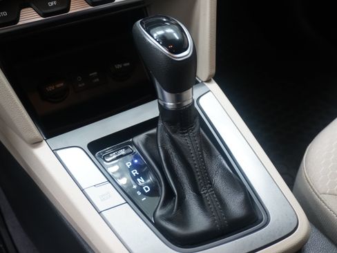 Used 2020 Hyundai Elantra SEL FWD image 19