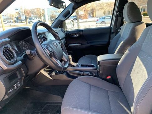 Used 2017 Toyota Tacoma TRD Sport image 27