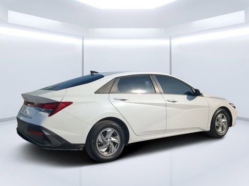 Used 2025 Hyundai Elantra SE FWD image 3