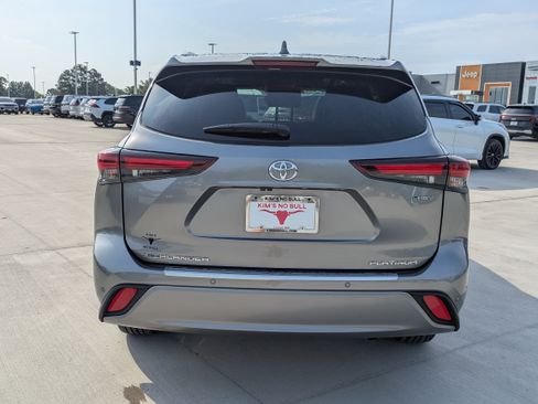 Certified 2026 Toyota Highlander Platinum AWD/4WD image 4