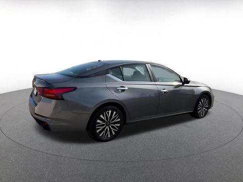 Used 2025 Nissan Altima 2.5 SV FWD image 14