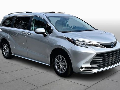 Certified 2024 Toyota Sienna XLE image 3