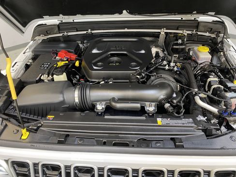 Used 2025 Jeep Wrangler Sahara image 10