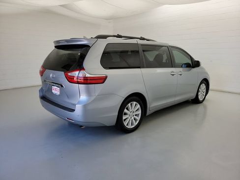 Used 2017 Toyota Sienna Limited Premium FWD image 5