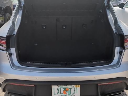 Certified 2022 Porsche Macan AWD/4WD image 7