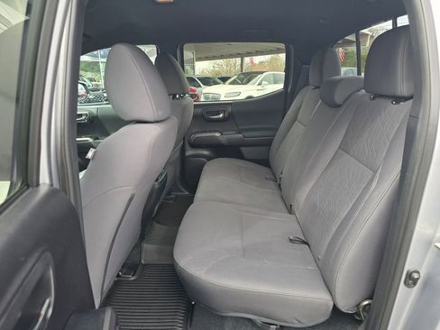 Used 2019 Toyota Tacoma TRD Sport w/ Technology Package image 10