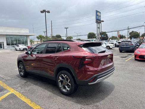 Used 2025 Chevrolet Trax LT FWD image 6