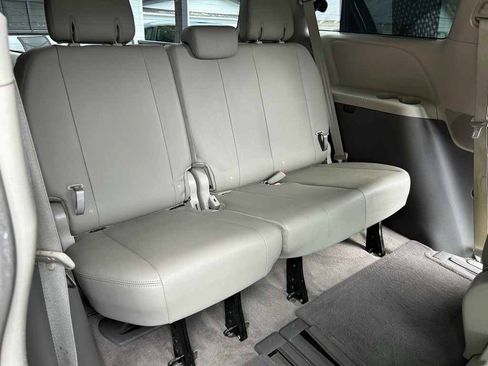 Used 2015 Toyota Sienna XLE w/ XLE Navigation Package FWD image 13