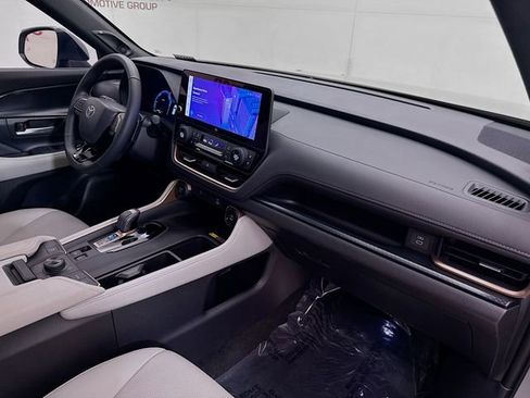 Used 2025 Toyota Grand Highlander image 31