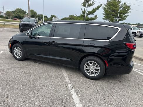 New 2026 Chrysler Pacifica Select image 22