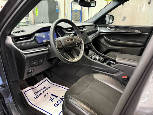 Used 2023 Jeep Grand Cherokee L Laredo AWD/4WD image 10