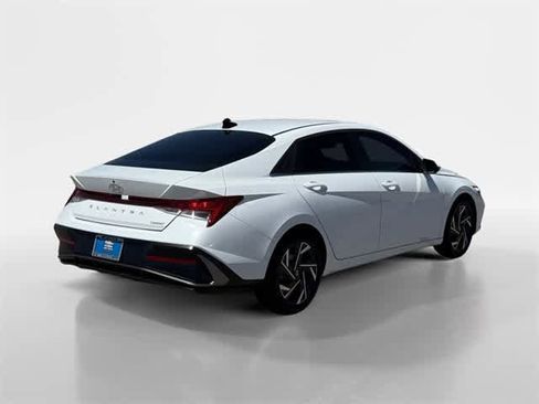 Used 2025 Hyundai Elantra Limited image 11