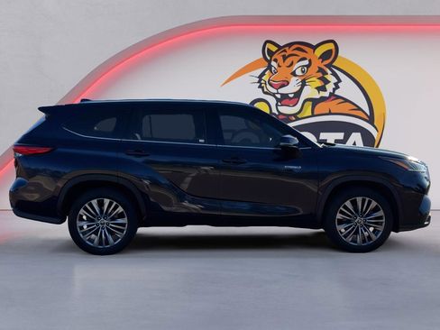 Used 2021 Toyota Highlander Platinum image 4