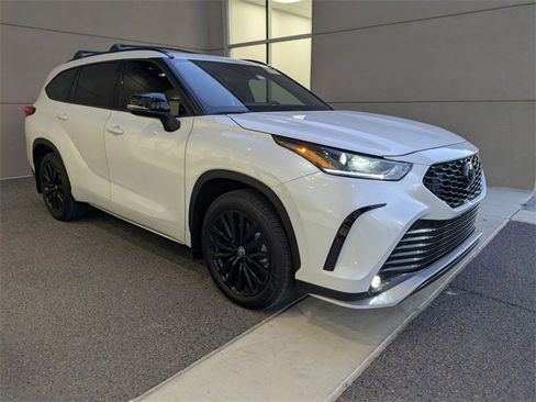 Used 2024 Toyota Highlander FWD image 8