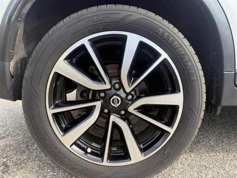 Used 2019 Nissan Rogue SL w/ Premium Package image 40