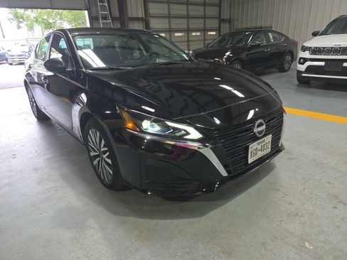 Used 2025 Nissan Altima 2.5 SV FWD image 6