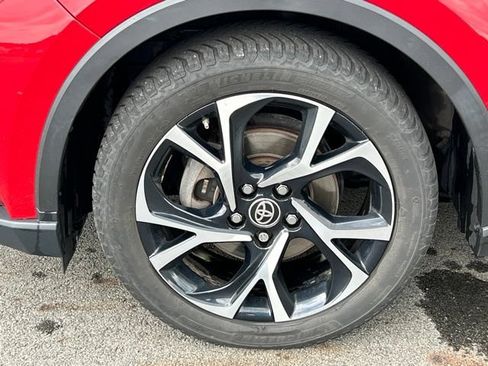 Used 2020 Toyota C-HR XLE FWD image 14