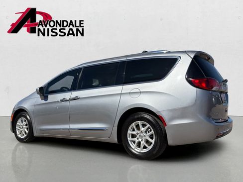 Used 2020 Chrysler Pacifica Touring-L FWD image 3