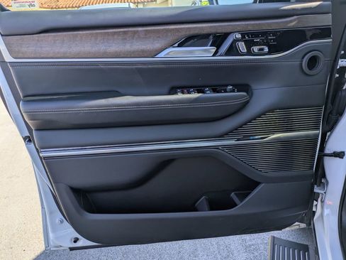 Used 2023 Jeep Grand Wagoneer L Series II image 9