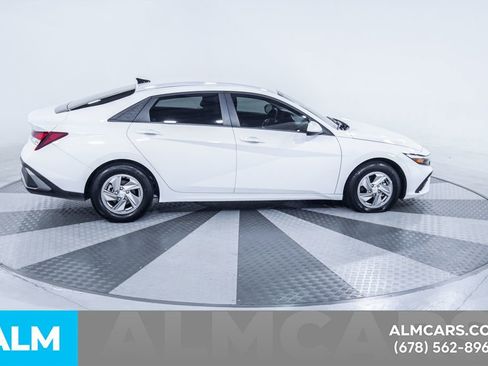 Used 2025 Hyundai Elantra SE FWD image 11