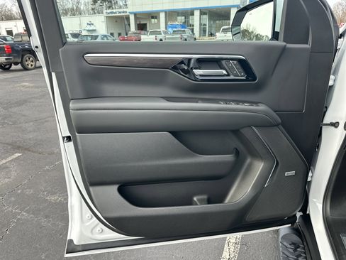 New 2026 Chevrolet Suburban Z71 image 12