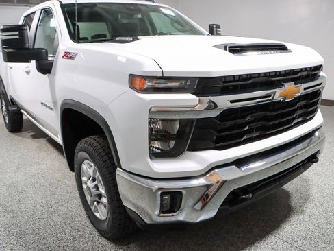 Used 2024 Chevrolet Silverado 2500 LT w/ Convenience Package AWD/4WD image 5