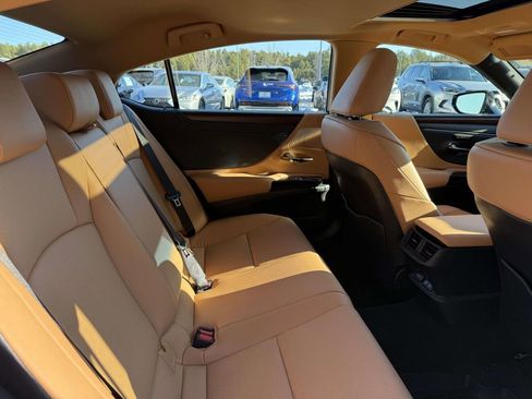 Used 2025 Lexus ES 350 Premium image 17