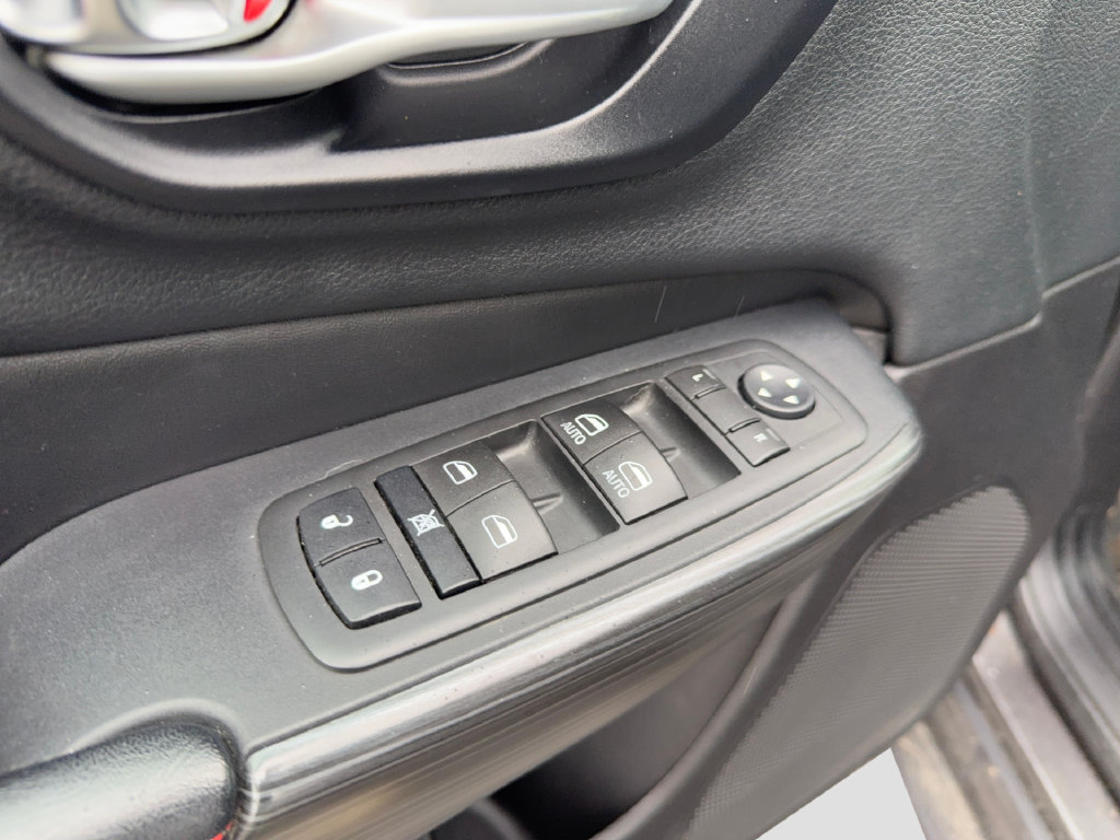 Used 2015 Jeep Cherokee Trailhawk w/ Cold Weather Group AWD/4WD image 13